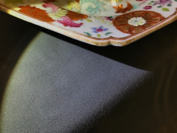 Une paire de plats en porcelaine de Chine &agrave; d&eacute;cor de "pseudo-feuilles de tabac", Qianlong