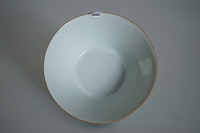 Un bol en porcelaine de Chine famille rose &agrave; d&eacute;cor d'europ&eacute;ens, marque et &eacute;poque de Qianlong