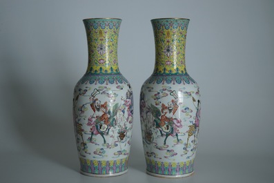 Une paire de grands vases en porcelaine de Chine famille rose, marque et &eacute;poque de Guangxu