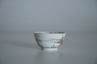 Une tasse et soucoupe en porcelaine de Chine &agrave; d&eacute;cor d'un paysage, Yongzheng
