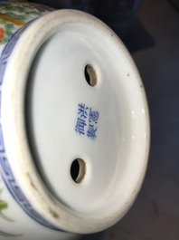 Une paire de petites jardini&egrave;res en porcelaine de Chine famille rose, d&eacute;but du 20&egrave;me