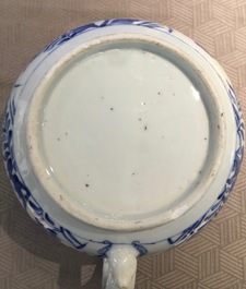 Een Chinese blauwwitte kamerpot met deksel, Qianlong