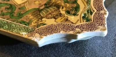 Une assiette &agrave; mendiants en biscuit famille verte aux armes de Johannes Camphuys &agrave; Batavia, Kangxi