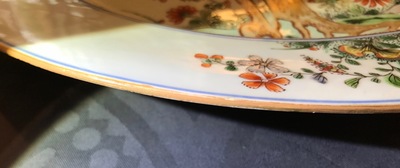 Une paire de grands plats en porcelaine de Chine famille verte, Kangxi