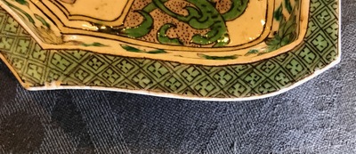 Une assiette &agrave; mendiants en biscuit famille verte aux armes de Johannes Camphuys &agrave; Batavia, Kangxi