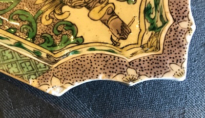 Une assiette &agrave; mendiants en biscuit famille verte aux armes de Johannes Camphuys &agrave; Batavia, Kangxi