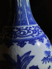 Een Chinese blauwwitte vaas in Ming-stijl, Guangxu merk en periode
