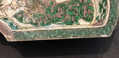 Une assiette &agrave; mendiants en biscuit famille verte aux armes de Johannes Camphuys &agrave; Batavia, Kangxi