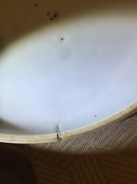 Een Chinese blauwwitte kamerpot met deksel, Qianlong