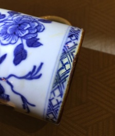 Vier paar Chinese blauwwitte en Imari-stijl kroezen, Qianlong