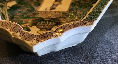 Une assiette &agrave; mendiants en biscuit famille verte aux armes de Johannes Camphuys &agrave; Batavia, Kangxi