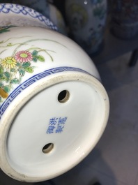 Une paire de petites jardini&egrave;res en porcelaine de Chine famille rose, d&eacute;but du 20&egrave;me