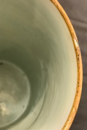 Une grande chope et une paire de petites en porcelaine de Chine de style Imari, Kangxi