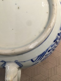 Een Chinese blauwwitte kamerpot met deksel, Qianlong