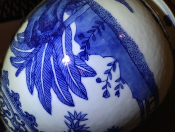 Een Chinese blauwwitte vaas in Ming-stijl, Guangxu merk en periode