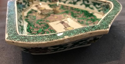 Une assiette &agrave; mendiants en biscuit famille verte aux armes de Johannes Camphuys &agrave; Batavia, Kangxi