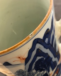 Une grande chope et une paire de petites en porcelaine de Chine de style Imari, Kangxi