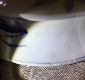 Een Chinese blauwwitte kamerpot met deksel, Qianlong