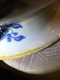Een Chinese blauwwitte kamerpot met deksel, Qianlong