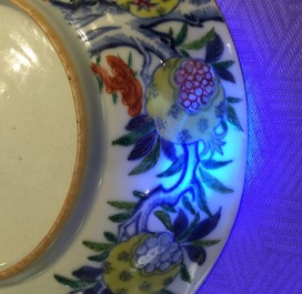 Une paire d'assiettes en porcelaine de Chine doucai &agrave; d&eacute;cor de grenades, marque et &eacute;poque de Qianlong