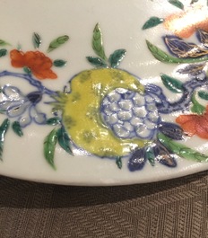 Une paire d'assiettes en porcelaine de Chine doucai &agrave; d&eacute;cor de grenades, marque et &eacute;poque de Qianlong