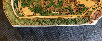 Une assiette &agrave; mendiants en biscuit famille verte aux armes de Johannes Camphuys &agrave; Batavia, Kangxi