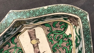 Une assiette &agrave; mendiants en biscuit famille verte aux armes de Johannes Camphuys &agrave; Batavia, Kangxi