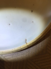 Een Chinese blauwwitte kamerpot met deksel, Qianlong