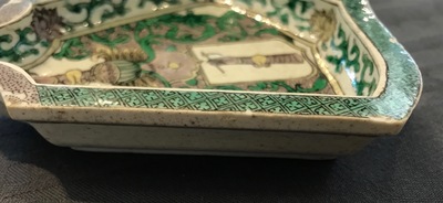 Une assiette &agrave; mendiants en biscuit famille verte aux armes de Johannes Camphuys &agrave; Batavia, Kangxi