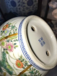 Une paire de petites jardini&egrave;res en porcelaine de Chine famille rose, d&eacute;but du 20&egrave;me