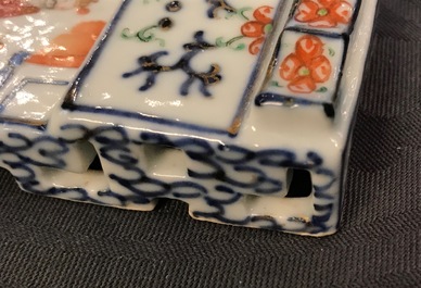 Een Chinese famille rose penselenhouder, 19e eeuw