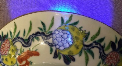 Une paire d'assiettes en porcelaine de Chine doucai &agrave; d&eacute;cor de grenades, marque et &eacute;poque de Qianlong