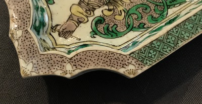 Une assiette &agrave; mendiants en biscuit famille verte aux armes de Johannes Camphuys &agrave; Batavia, Kangxi