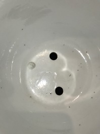 Une paire de petites jardini&egrave;res en porcelaine de Chine famille rose, d&eacute;but du 20&egrave;me