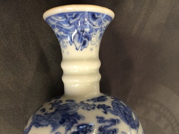 Een Chinese blauwwitte stem cup met decor van negen draken, Yongzheng merk en mogelijk periode