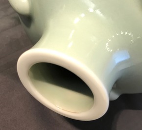 Een Chinese monochrome celadon vaas, Qianlong merk, 19/20e eeuw