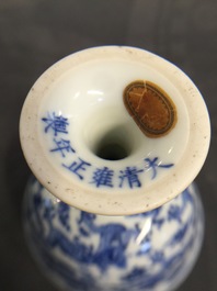 Een Chinese blauwwitte stem cup met decor van negen draken, Yongzheng merk en mogelijk periode