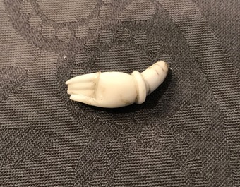 Un mod&egrave;le d'une Guanyin sur un lion bouddhiste en porcelaine blanc de Chine de Dehua, 19&egrave;me