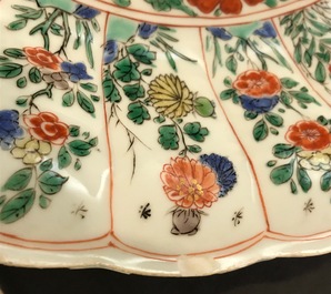 Een gewelfde Chinese famille verte schotel met een tijger, Kangxi