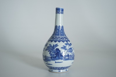 Een Chinese blauwwitte vaas in Ming-stijl, Guangxu merk en periode