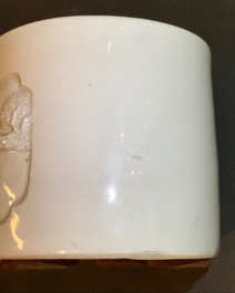 Een Chinese blanc de Chine penselenpot, 18/19e eeuw