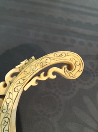 Un grand br&ucirc;le parfum en ivoire sculpt&eacute;, Chine, 19/20&egrave;me