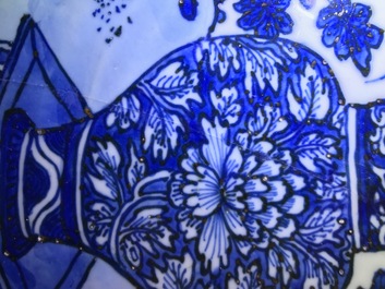 Un tr&egrave;s grand plat au vase fleuri en porcelaine de Chine bleu et blanc de type Kraak, Wanli
