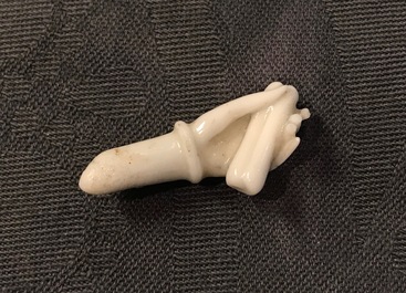 Un mod&egrave;le d'une Guanyin sur un lion bouddhiste en porcelaine blanc de Chine de Dehua, 19&egrave;me