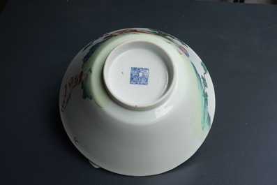 Un bol en porcelaine de Chine famille rose &agrave; d&eacute;cor d'europ&eacute;ens, marque et &eacute;poque de Qianlong