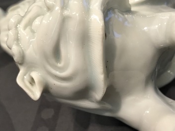 Un mod&egrave;le d'une Guanyin sur un lion bouddhiste en porcelaine blanc de Chine de Dehua, 19&egrave;me