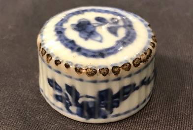 A Chinese Dehua blanc de Chine temple lion, a vase and a blue and white tea caddy, Kangxi and later