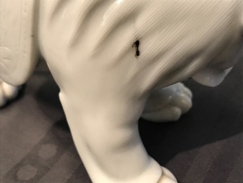 Un mod&egrave;le d'une Guanyin sur un lion bouddhiste en porcelaine blanc de Chine de Dehua, 19&egrave;me