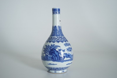 Een Chinese blauwwitte vaas in Ming-stijl, Guangxu merk en periode