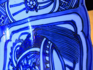 Un tr&egrave;s grand plat au vase fleuri en porcelaine de Chine bleu et blanc de type Kraak, Wanli